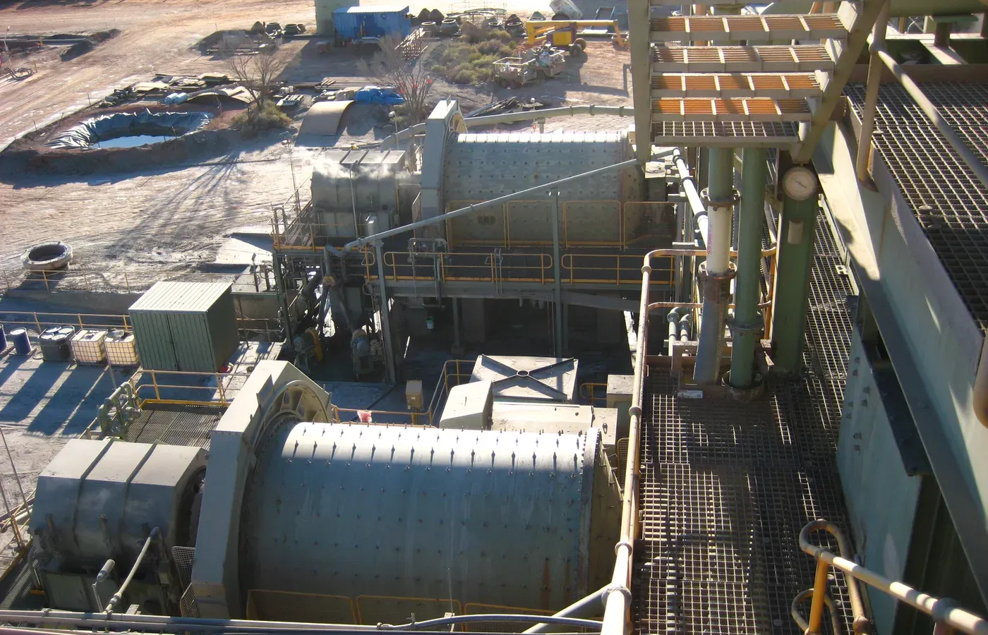Gold mine grinding circuit with industrial mineral processing equipment