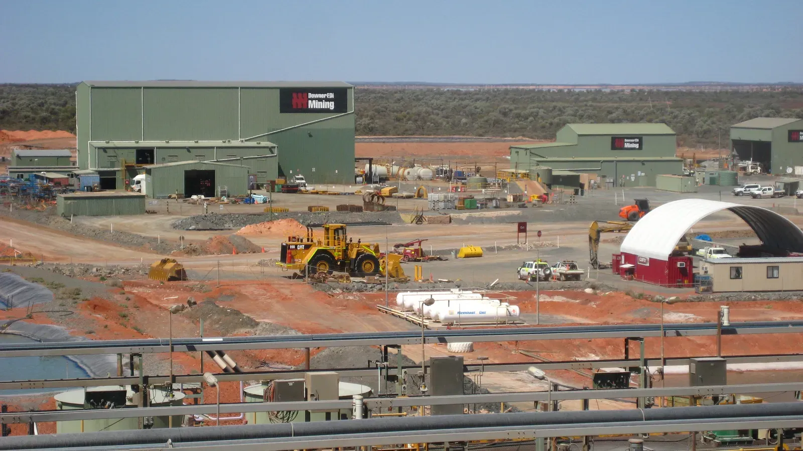 Gold mine processing plant with grinding and material handling equipment
